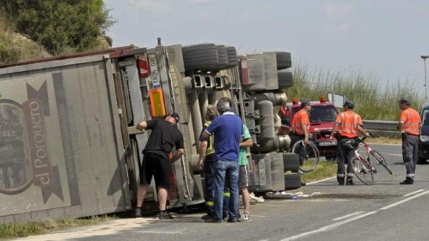 Fallecen dos ciclistas al volcar un camión sobre ellos en Navarra