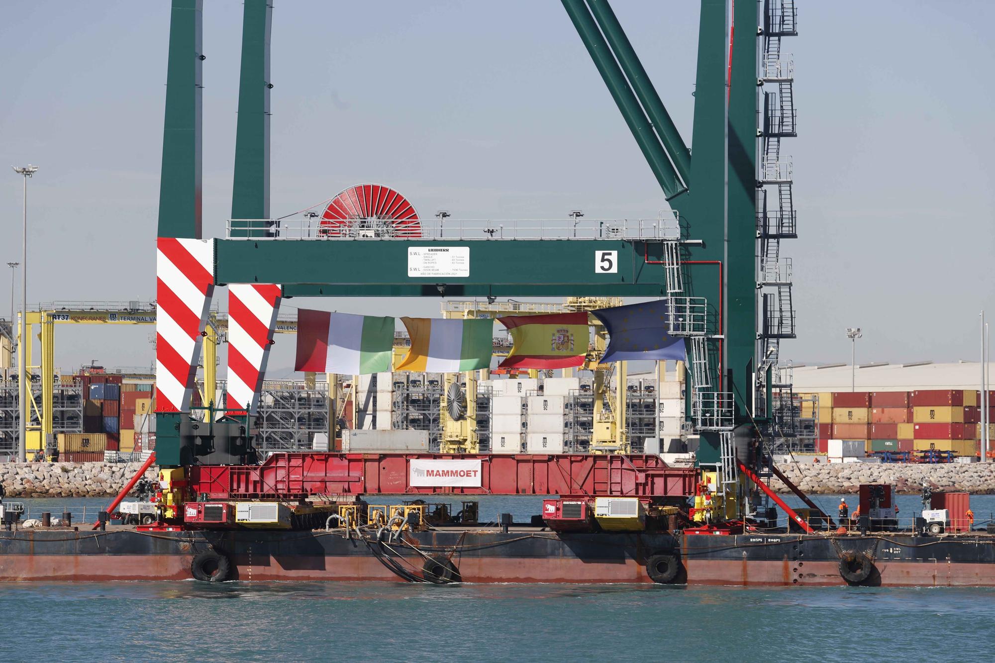 Espectacular traslado por mar de una nueva grúa en el Puerto de València