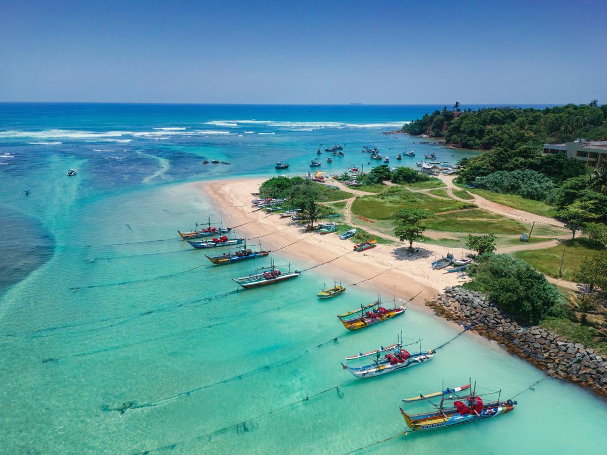 Vista aérea de la famosa playa de la costa sur de Sri Lanka, cerca de la ciudad de Weligama.