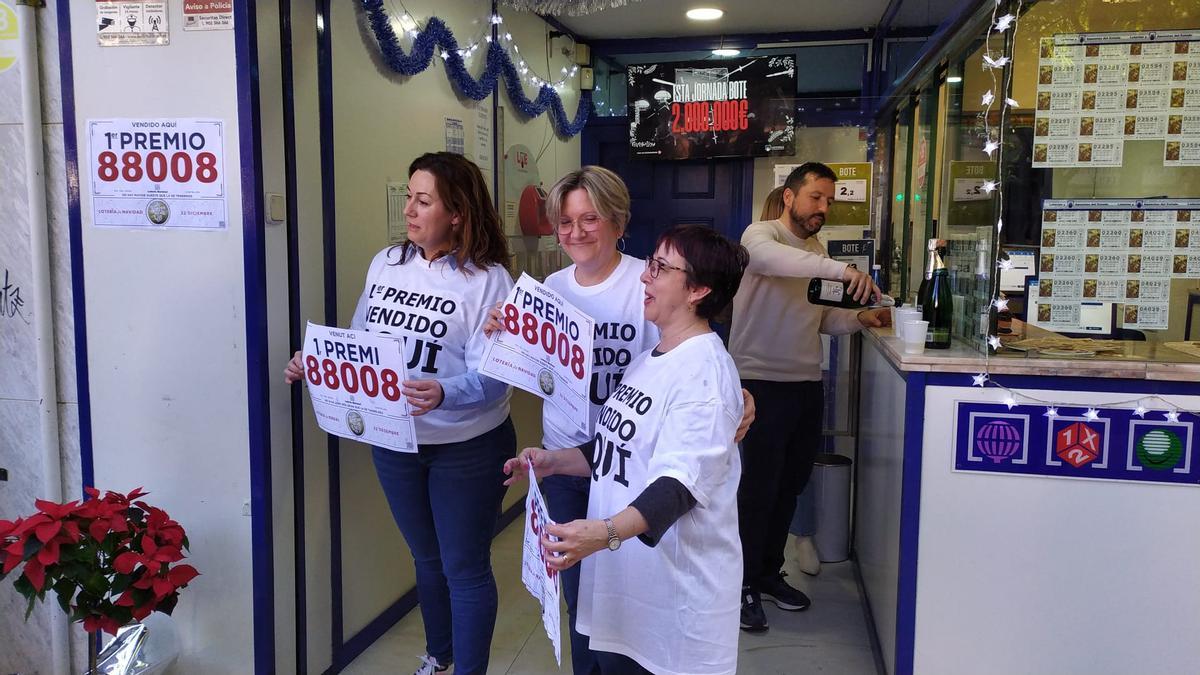 Las responsables de la administración de lotería de la avenida Rey Don Jaime celebran el Gordo.