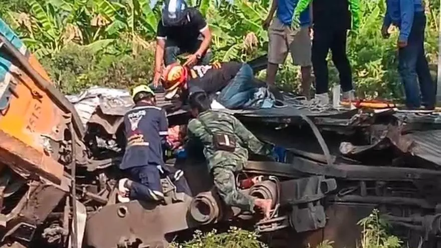 Una grúa cae sobre un tren de pasajeros en Tailandia: al menos 31 muertos y 64 heridos