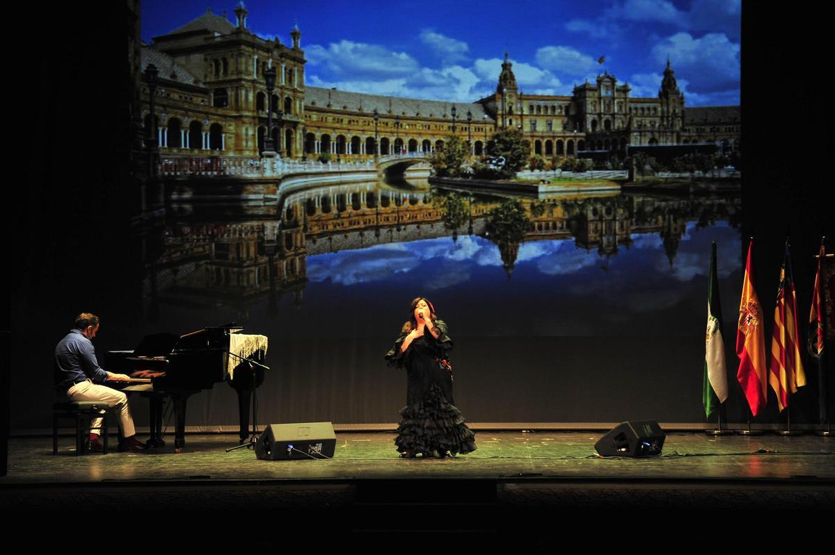 Un momento de las últimas actuaciones de la gala por el Día de Andalucía en Elche