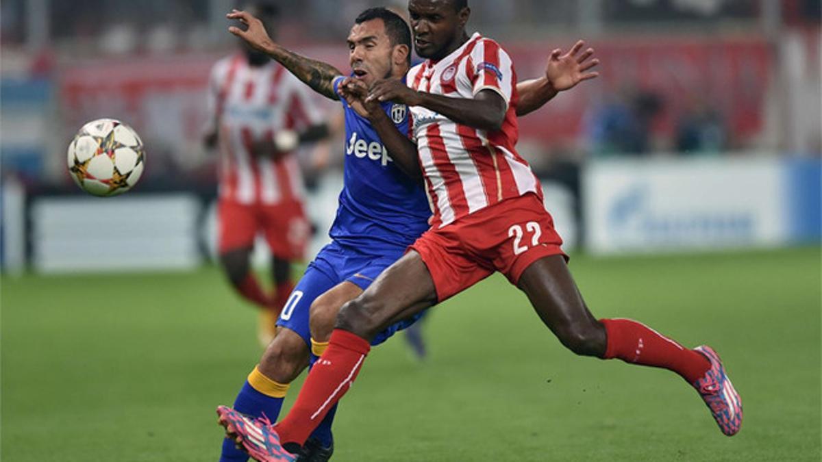 Abidal, en un partido con el Olympiacos