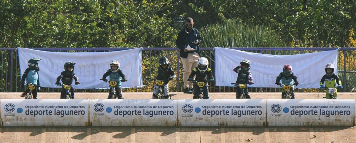 Varios jóvenes antes de una prueba de BMX. | EL DÍA