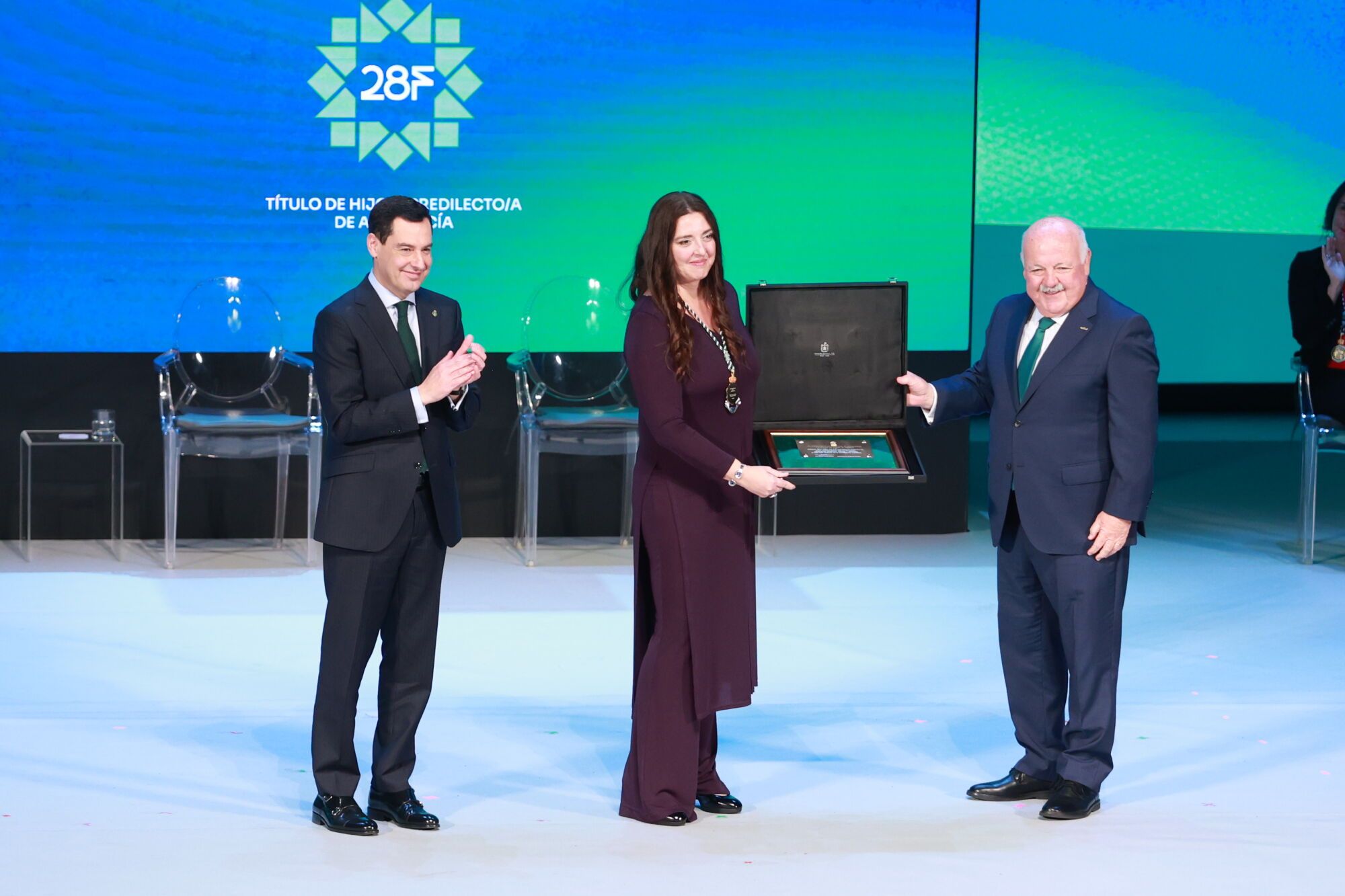 El presidente de la Junta de Andalucía, Juanma Moreno, y el presidente del Parlamento andaluz, Jesús Aguirre, entregan las Medallas de Andalucía y Títulos de Hijo Predilecto 2025 con motivo del 28F. A 28 de febrero de 2025, en Sevilla (Andalucía, España). Los títulos de Hijo Predilecto de Andalucía y las medallas de Andalucía suponen los máximos galardones concedidos por el Gobierno andaluz "en reconocimiento a las acciones, servicios y méritos excepcionales o extraordinarios, realizados en diferentes ámbitos, que hayan redundado en beneficio de Andalucía". 28 FEBRERO 2025 Rocío Ruz / Europa Press 28/02/2025. JUANMA MORENO;Rocío Ruz;