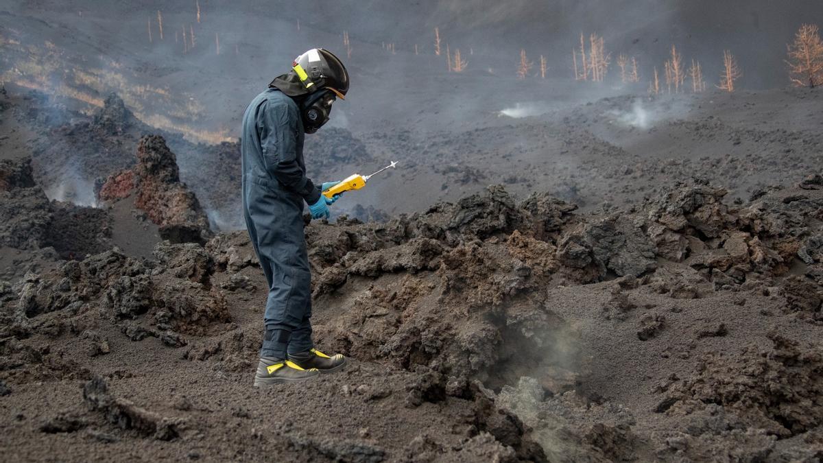 La UME mide la calidad del aire tras la erupción del volcán de La Palma