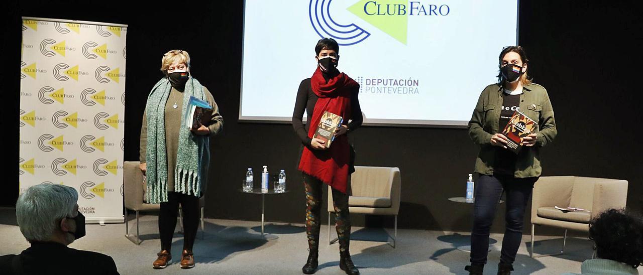 Anxos Rial, María Reimóndez (centro) e Eva Mejuto (dereita), onte no Club FARO. |   // RICARDO GROBAS