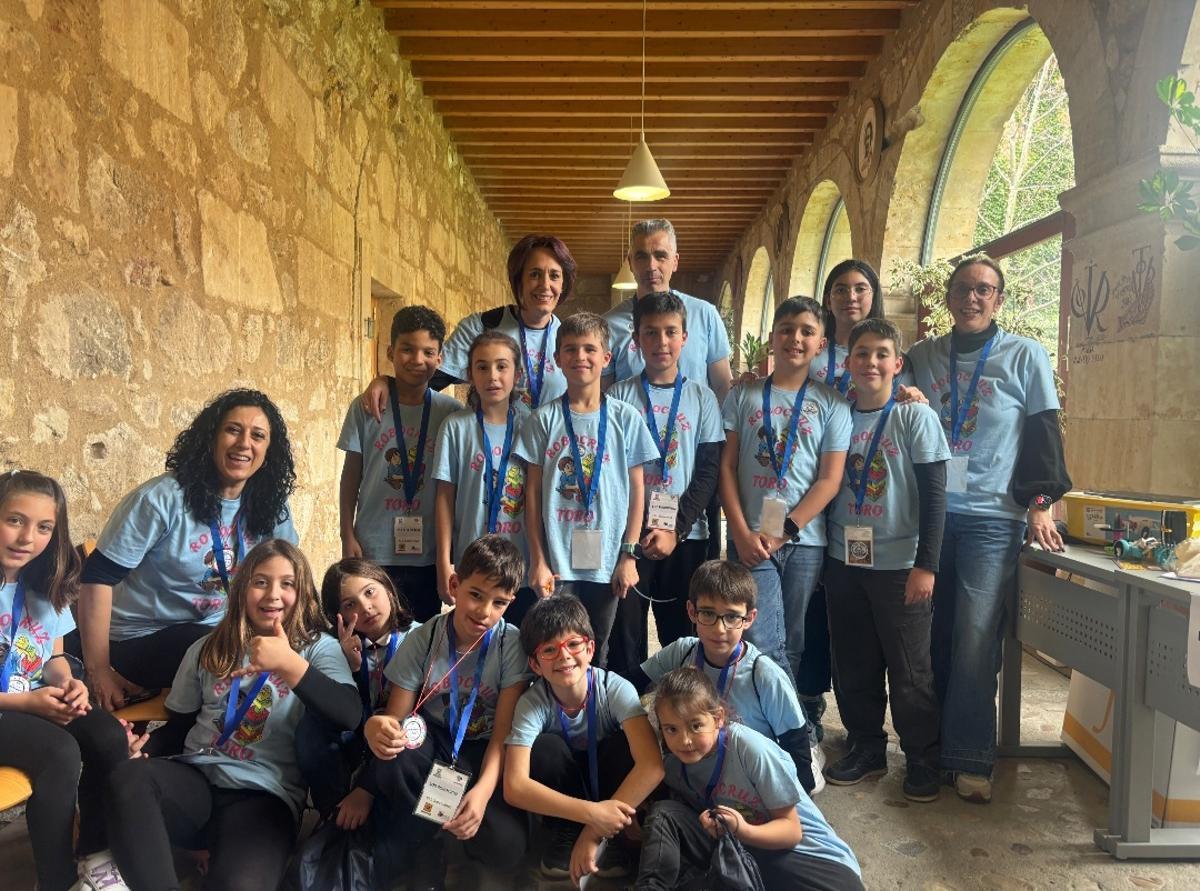 Alumnos y profesorado del colegio Hospital de la Cruz de Toro