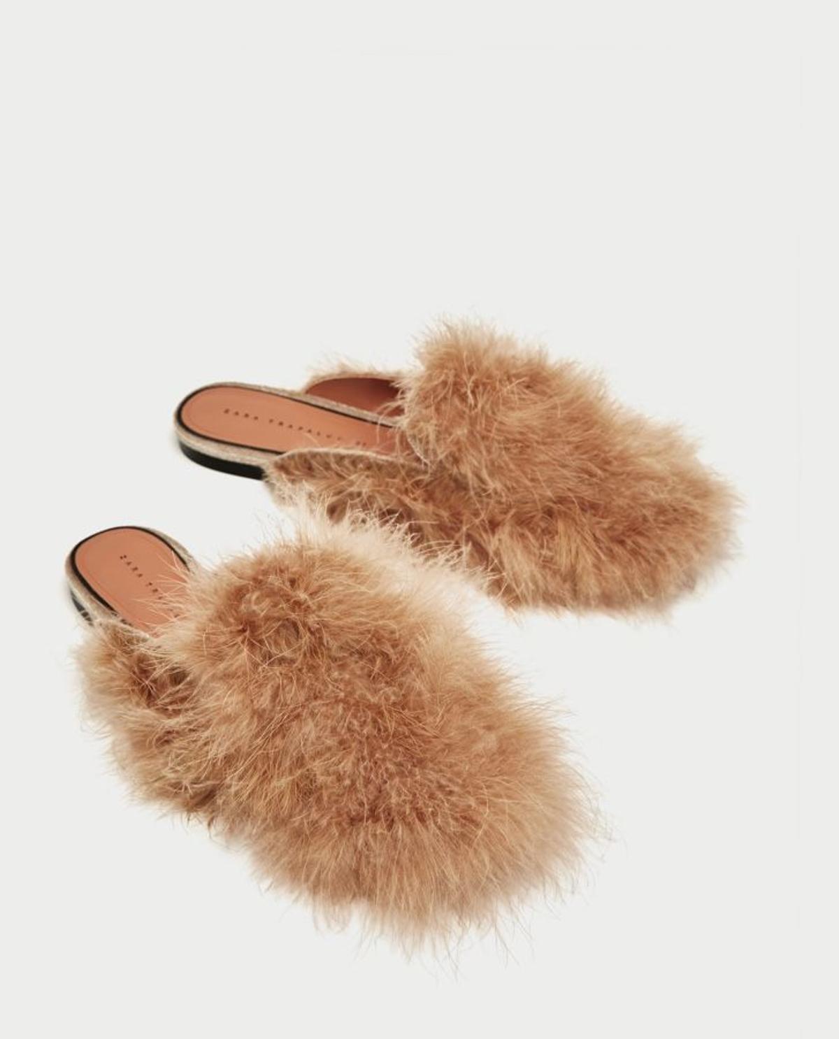 Mules planas de plumas, de Zara