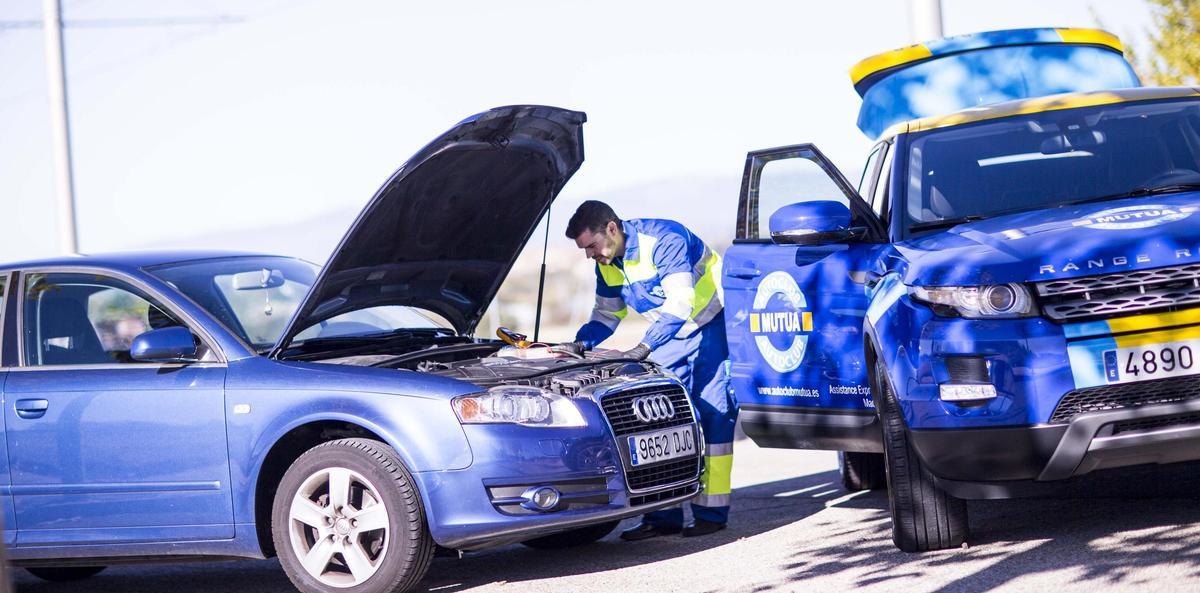 Más de cuatro de cada diez (40%) de las asistencias en carretera registradas durante los meses más fríos del año están relacionadas con fallos en la batería o en el sistema de arranque, según datos de 2025 de Autoclub Mutua, la compañía de asistencia en carretera del Grupo Mutua Madrileña. En concreto, el 43% de las intervenciones realizadas entre diciembre y febrero se deben a problemas con la batería, mientras que las averías mecánicas representan el 40% y los incidentes con neumáticos, el 16%. Igualmente, los meses de diciembre y enero concentran el mayor número de incidencias vinculadas al arranque. Más asistencias y un parque más envejecido El impacto del frío en los vehículos se refleja también en la evolución de las cifras. En los últimos diez años, el número de asistencias gestionadas por Autoclub Mutua en los meses de invierno se ha más que duplicado: de 182.000 en 2015 a más de 380.000 en 2025, lo que supone un incremento del 110%. Este crecimiento responde al aumento del número de socios, al envejecimiento del parque automovilístico y a la mayor frecuencia de fenómenos meteorológicos extremos, que generan condiciones adversas para la circulación, especialmente en zonas del interior peninsular y áreas de montaña. Averías más frecuentes La compañía del grupo Mutua Madrileña advierte también de las averías más comunes que suceden en invierno y aconseja a los conductores revisar con frecuencia en estos meses aquellas partes del vehículo más delicadas. En cuanto a averías técnicas, además de las baterías descargadas o dañadas, son comunes los fallos en el sistema de arranque y alternador, la congelación de líquidos esenciales -como el refrigerante o el limpiaparabrisas- y los problemas en frenos y suspensión por acumulación de hielo, barro o sal. Por ello, se recomienda revisar el estado de la batería, especialmente si ésta tiene más de tres años, y comprobar la presión y el desgaste de los neumáticos, llegando a valorar si es necesario el uso de neumáticos de invierno en zonas con una climatología especialmente adversa. Asimismo, se debe verificar que el líquido refrigerante y el limpiaparabrisas están preparados para temperaturas bajo cero y llevar cadenas, manta y linterna cuando se circule por áreas de riesgo de nieve. Igualmente, entre las incidencias más frecuentes en los conductores españoles se encuentran la dificultad para arrancar fruto de las bajas temperaturas, la pérdida de adherencia y salidas de vía por parte del vehículo ante lluvias, hielo o nieve, reventones o pinchazos de rueda, ya que el frío reduce la presión de los neumáticos, o problemas de visibilidad ante la condensación y el empañamiento de lunas.