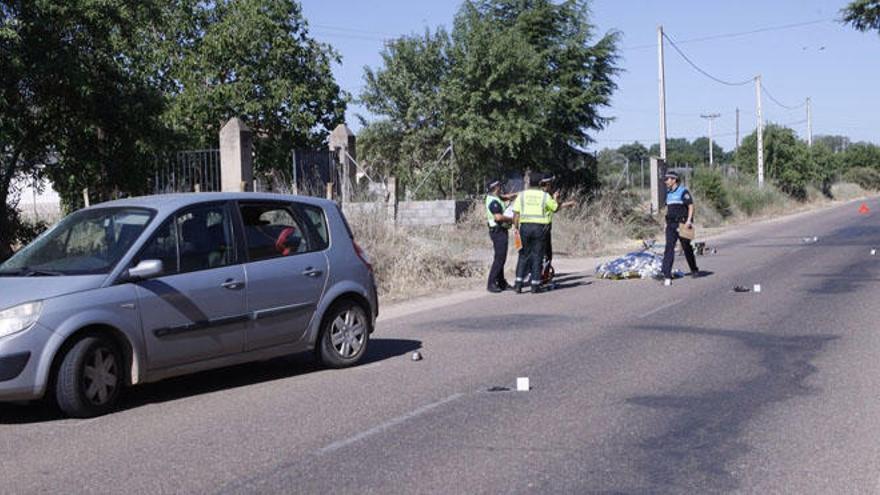 El ciclista atropellado, tapado con una manta térmica.