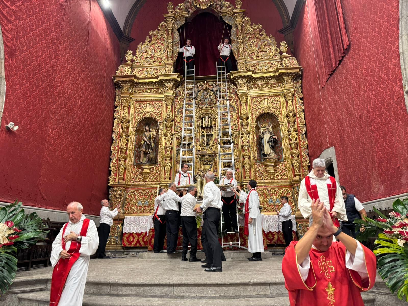 El Santo Cristo de Telde regresa a lo más alto del altar