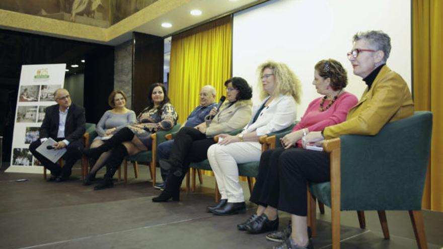 Grupo de voluntarios que cuentan su experiencia en el seno de la AECC.