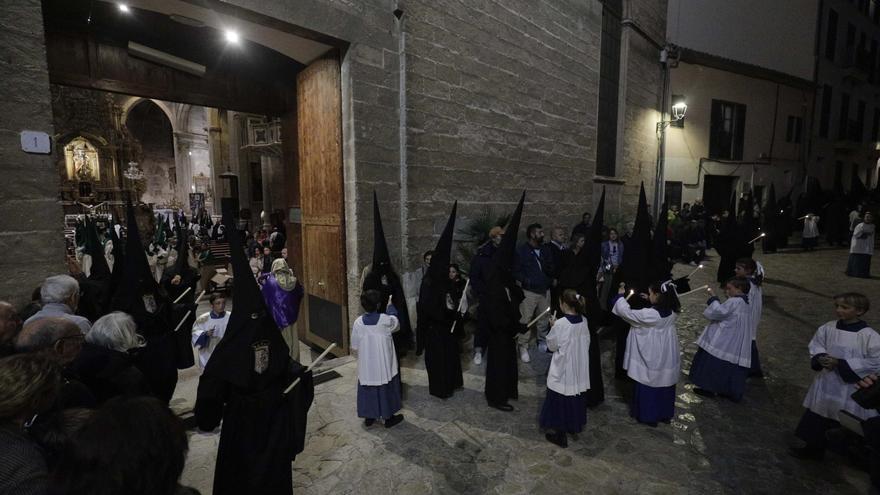 Miércoles Santo en Palma: El barrio de Sant Pere enmudece con la procesión de la Santa Creu