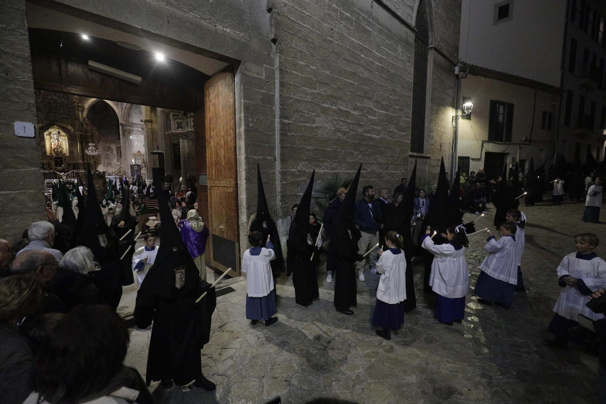 FOTOS | Miércoles Santo en Palma: El barrio de Sant Pere enmudece con la procesión de la Santa Creu