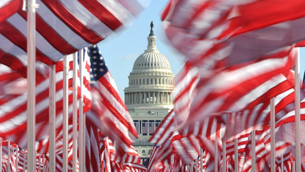 Las banderas estadounidenses plantadas frente al Capitolio para la toma de posesión de Biden.