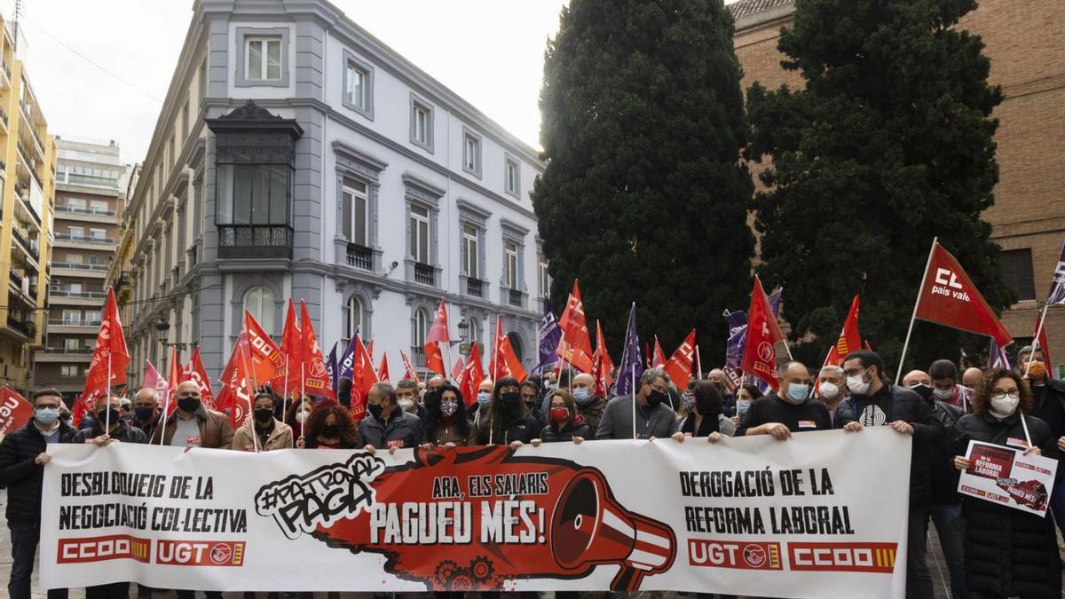 Los dirigentes sindicales, ayer, ante la sede central de la CEV en Conde de Carlet en València. | GERMÁN CABALLERO