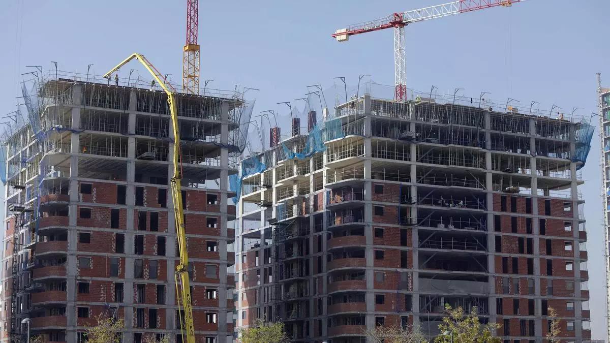 Imagen de archivo de edificios en construcción en el distrito de Quatre Carreres.