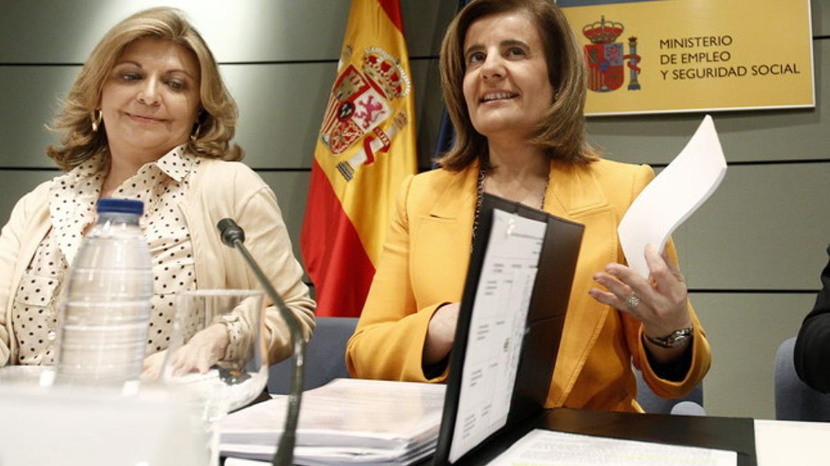 La ministra de Empleo, Fátima Báñez (derecha), y la secretario de Estado, Engracia Hidalgo, el pasado 11 de abril en Madrid.