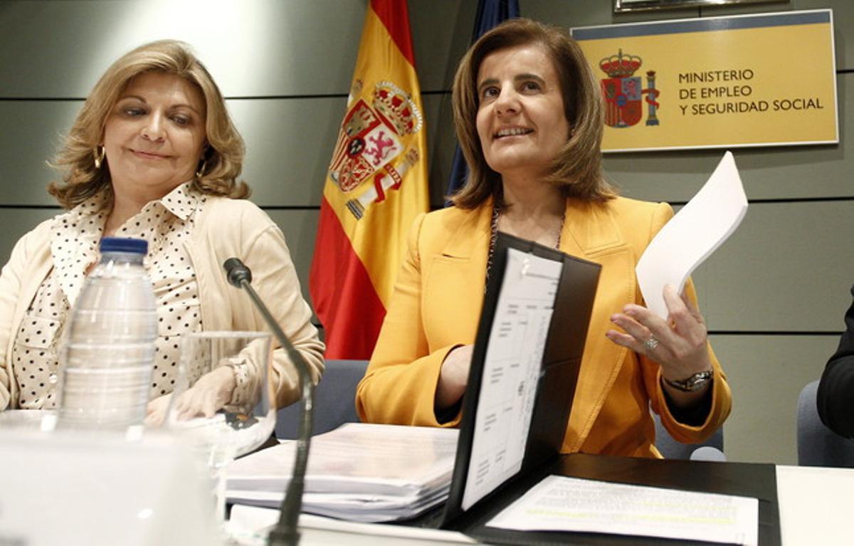 La ministra d’Ocupació, Fátima Báñez (dreta), i la secretària d’Estat, Engracia Hidalgo, l’11 d’abril a Madrid.