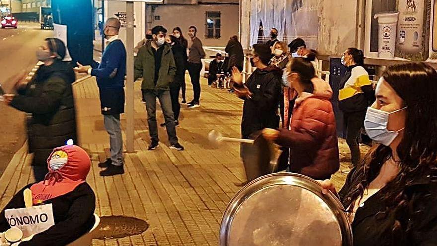 Cierre y cacerolada de los hosteleros de Fonteculler contra las restricciones