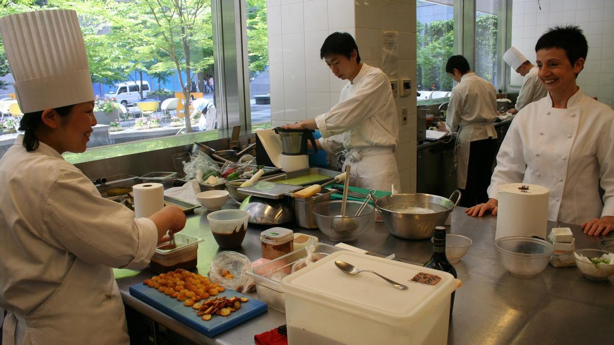 Carme Ruscalleda, con cocineros japoneses en el Sant Pau de Tokio, en el 2007.