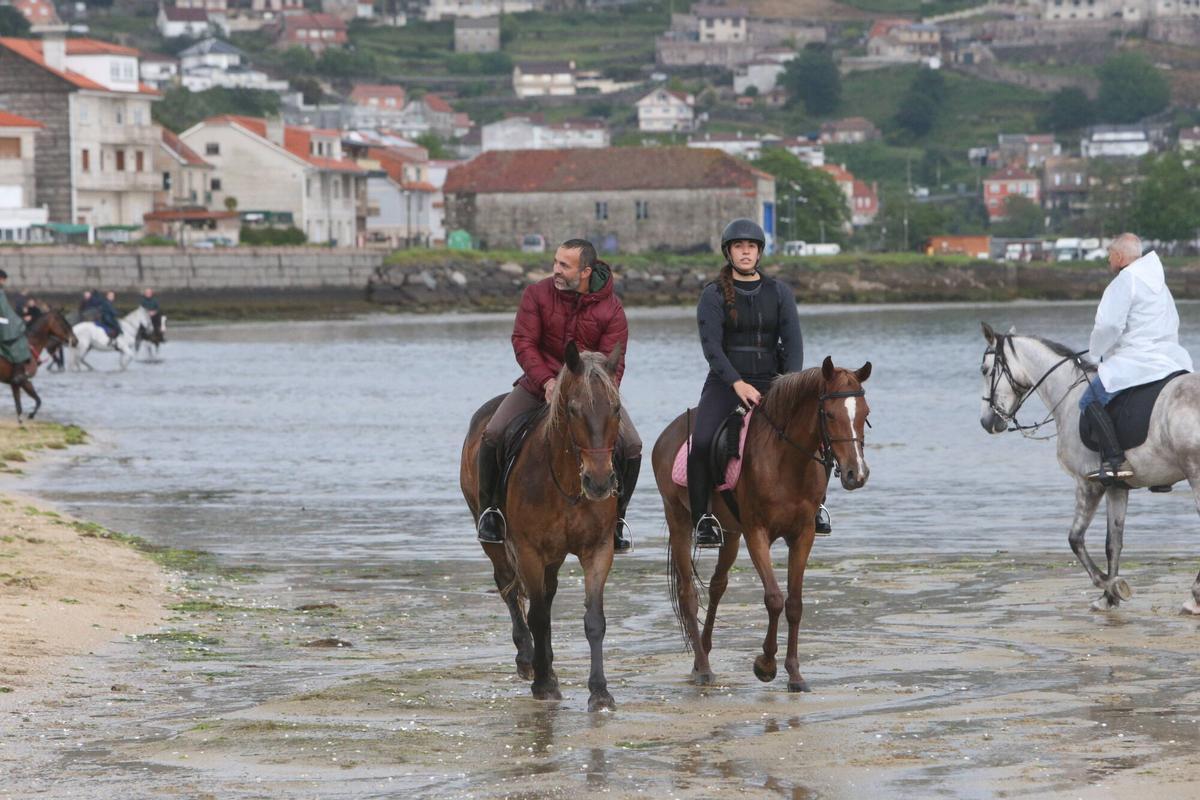 Alrededor de 70 jinetes procedentes de diferentes zonas de la comarca, de Vigo, Baiona y hasta de Pontecaldelas participaron en la XIII Xuntanza Cabalar