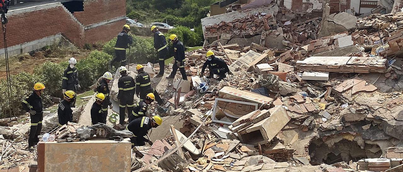 Los bomberos trabajan entre los escombros tras el derrumbe de la zona residencial, en una imagen de archivo. | LEVANTE-EMV