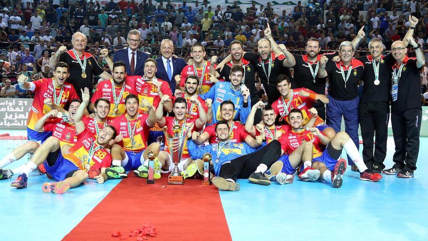 El coruñés, con el número 21, celebra la medalla de oro con la selección