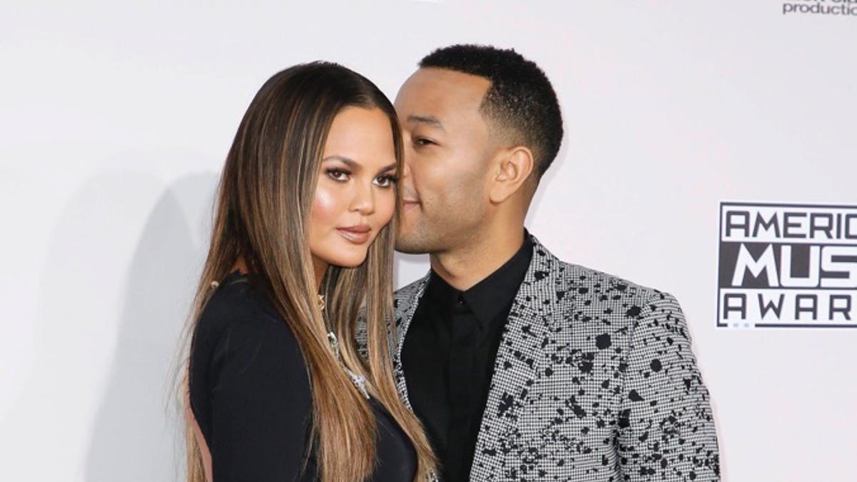 Chrissy Teigen y su atrevido vestido en la Gala AMAS 2016