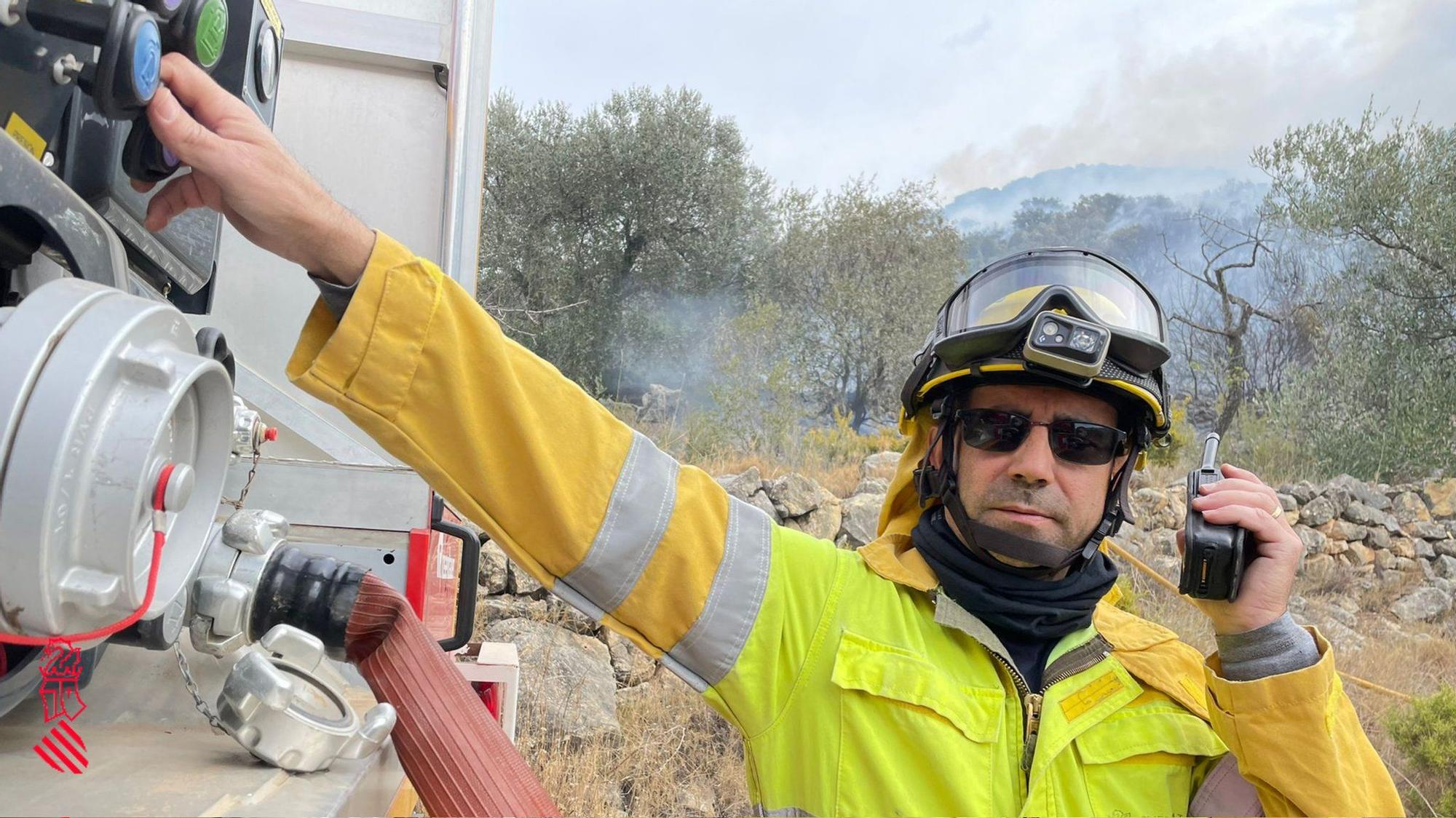 Efectivos aéreos y medios terrestres tratan de sofocar un incendio en la Serra d'en Galceran