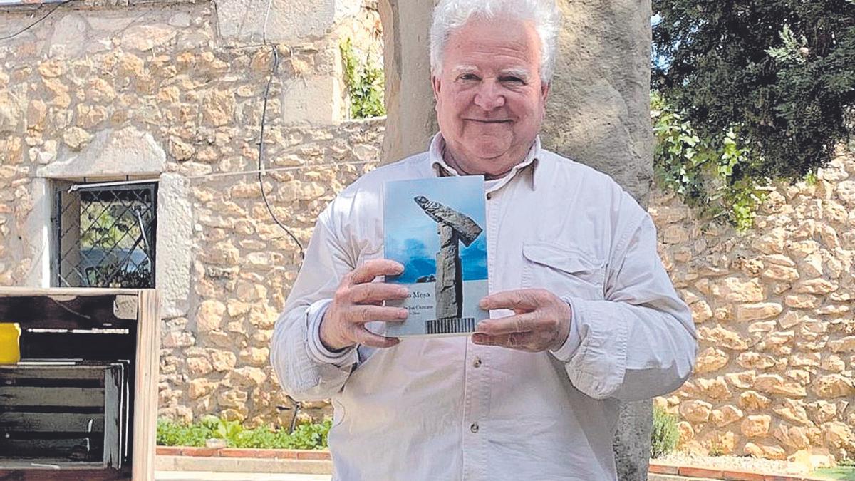 Rufino Mesa con su libro ‘El valle de los cerezos. Memorias de la Chon’.