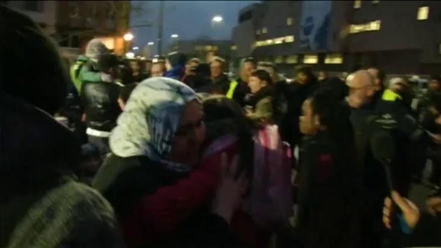 Emotivo rencuento entre familias tras el tiroteo en Bruselas