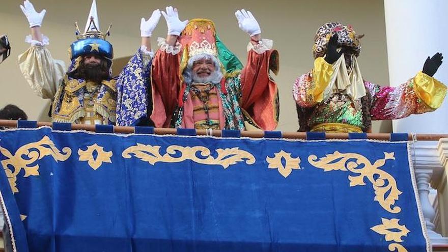 Los Reyes Magos saludan desde el balcón del Ayuntamiento, antes del inicio de la cabagalta.