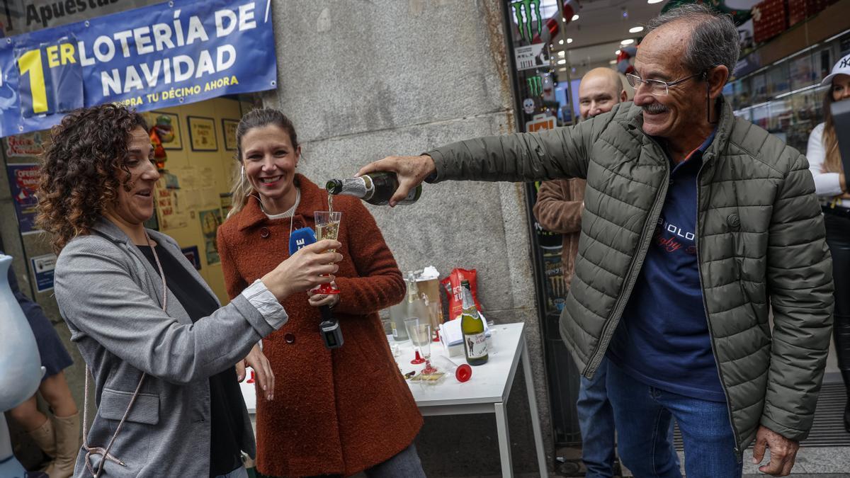 MADRID, 22/12/2022.- Propietarios y empleados de la administración 'El Elefante de Arenal' celebran haber vendido El Gordo, el número 05490, este jueves en Madrid. EFE/ Daniel González