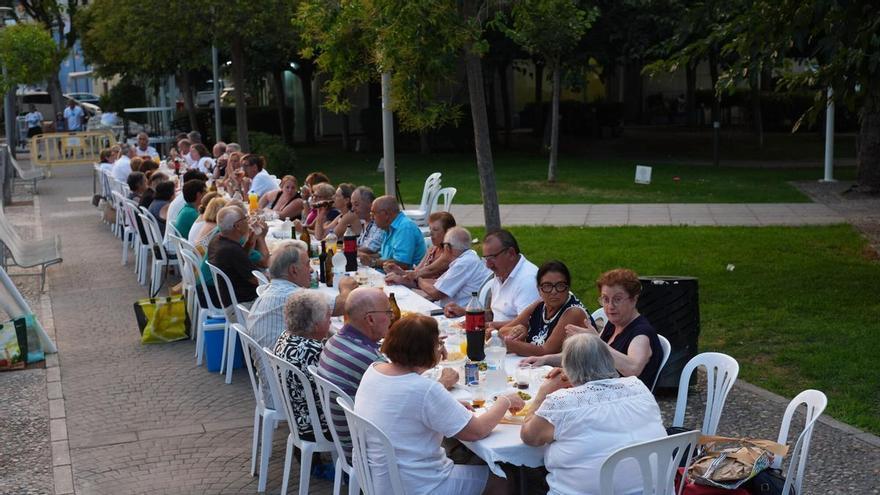 Galería: Cena de ‘pa i porta’ por la Virgen del Carmen en el Grau de Castelló