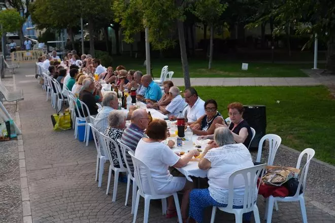 Galería: Cena de ‘pa i porta’ por la Virgen del Carmen en el Grau de Castelló