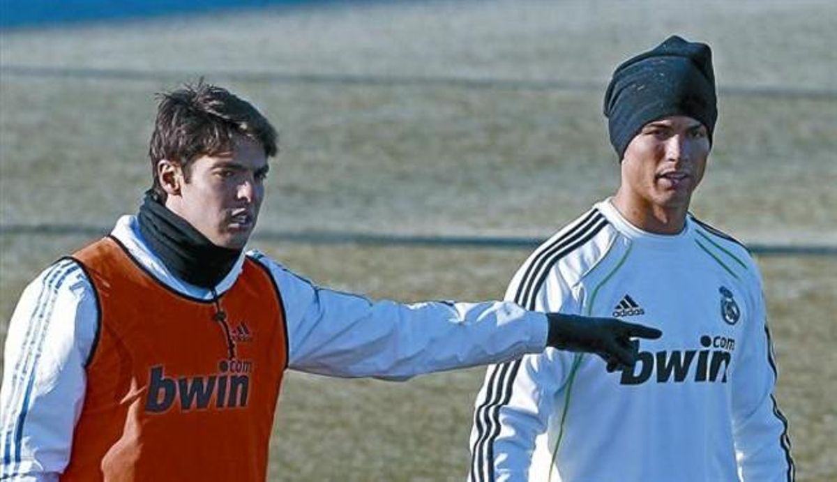 Kaká (esquerra) i el portuguès Cristiano Ronaldo, en un dels últims entrenaments del Madrid a Valdebebas. Kaká (esquerra) i el portuguès Cristiano Ronaldo, en un dels últims entrenaments del Madrid a Valdebebas.