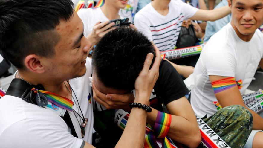 Dos activistas se emocionan tras conocer la sentencia.