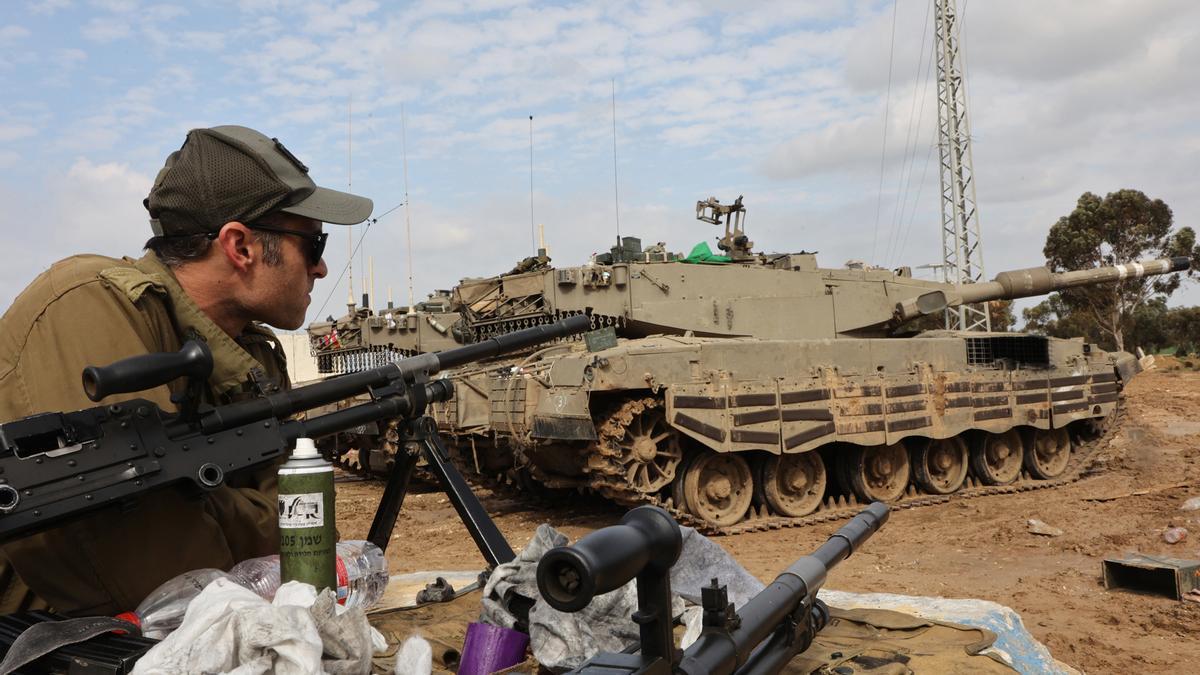 Archivo - Soldado del Ejército de Israel cerca de la frontera con la Franja de Gaza (archivo)
