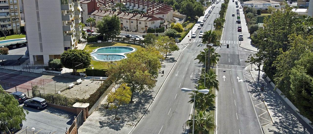 Vista aérea de la avenida Costa Blanca, donde Urbanismo proyecta reducir a la mitad los carriles para facilitar la movilidad sostenible.