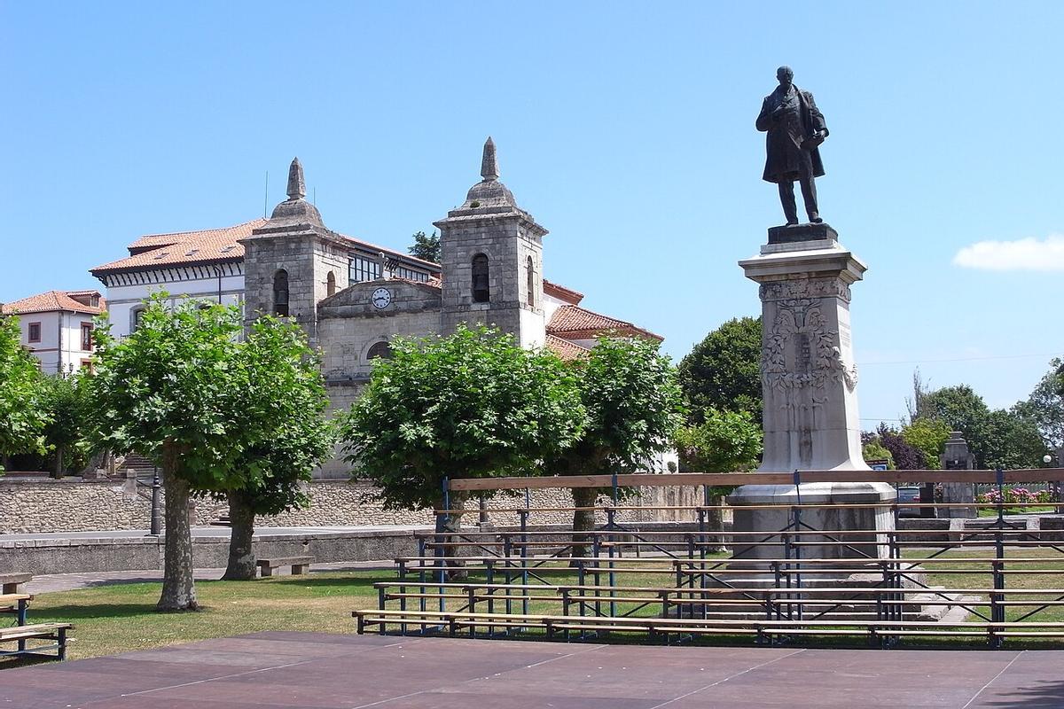 Plaza de Manuel Ibález en Colombres con la iglesia barroca detrás