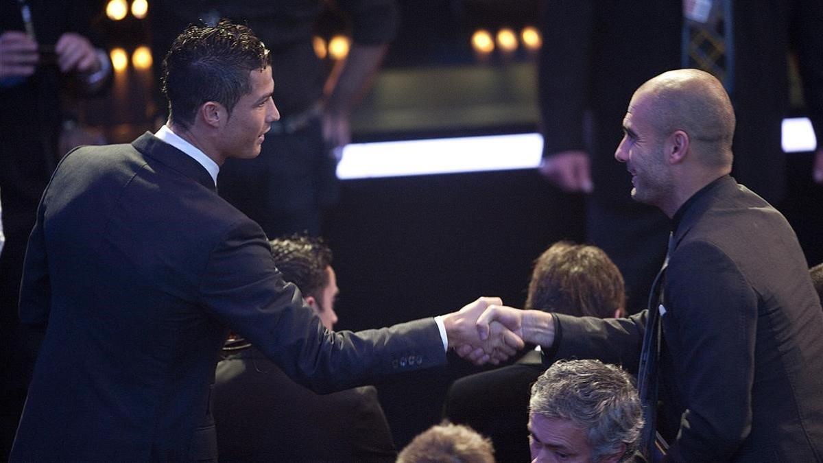 Guardiola y Cristiano Ronaldo se saludan, en el 2011, en la gala del Balón de Oro.