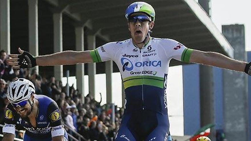 Mathew Hayman levanta los brazos ante Tom Boonen.