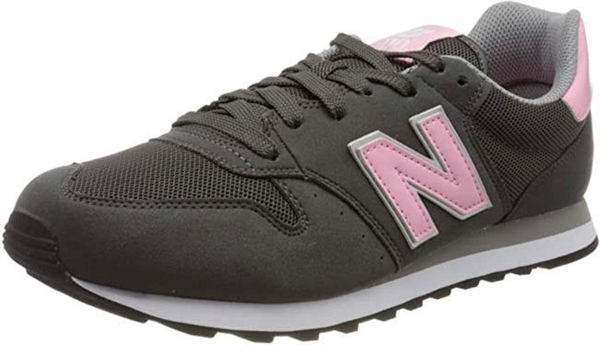 Zapatilla modelo 500 de New Balance gris y rosa a la venta en Amazon. (Precio de 43,90 euros a 74,90 euros)