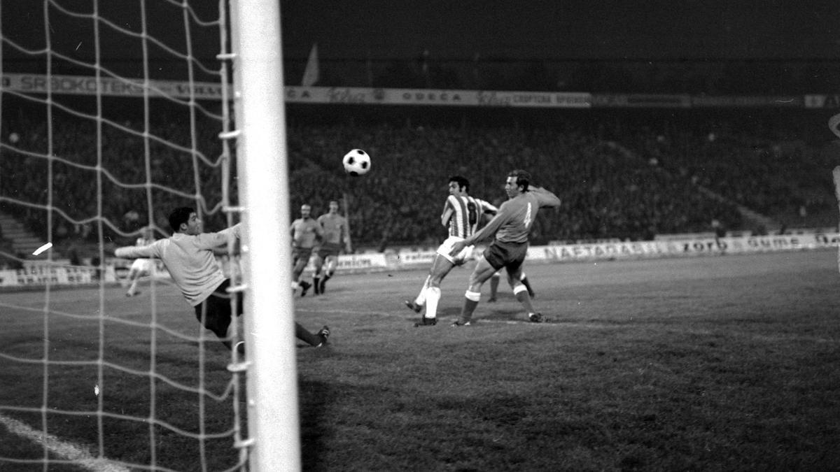 El defensa Aníbal y el portero Balaguer, en el Partido jugado por el Valencia en Belgrado ante el Estrella Roja que concluyó con derrota por 3-1.