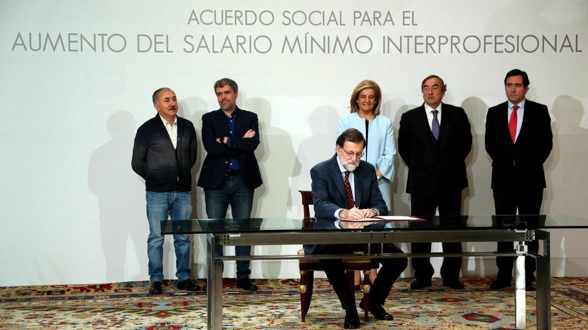 Rajoy firma el acuerdo para elevar el salario mínimo.