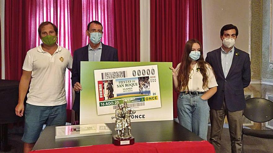 Por la izquierda, Borja del Río, Pedro Ortiz, Marina Díaz y Javier Abello, durante la presentación en el Casino de Llanes.