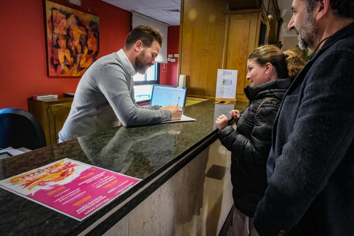 Clientes registrándose a su llegada a Badajoz.