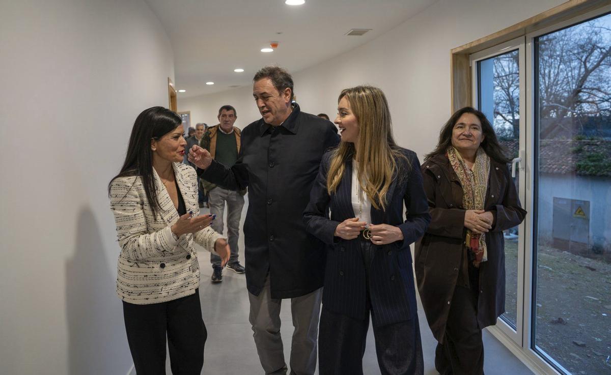 La conselleira de Política Social, Fabiola García, conoció este miércoles la nueva escuela infantil junto a la alcaldesa.